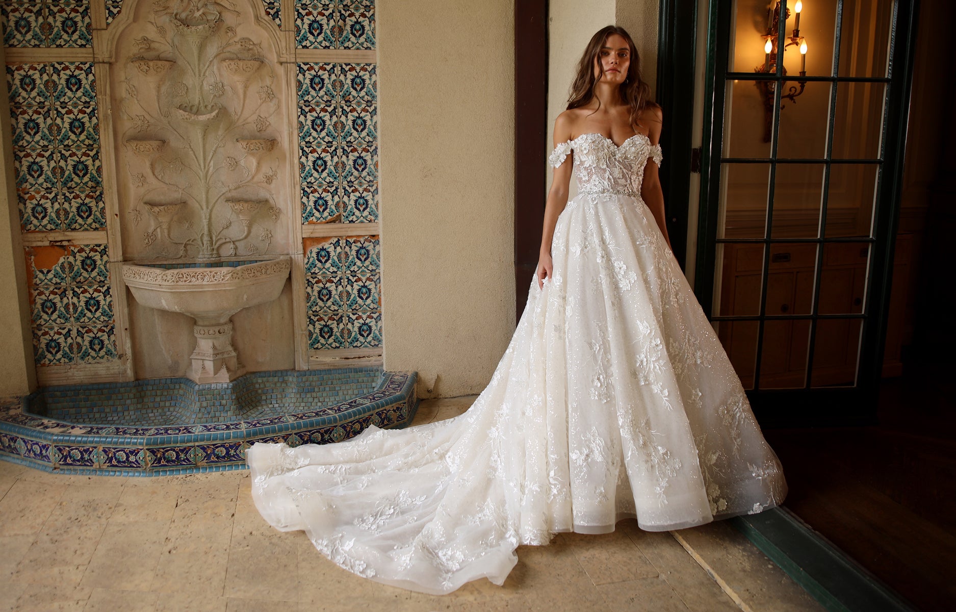 Off Shoulder Floor Length Bridal Gowns Lace Appliques Chapel Train Wedding Dress